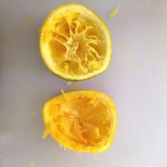 Cómo hacer pieles de naranja confitadas.