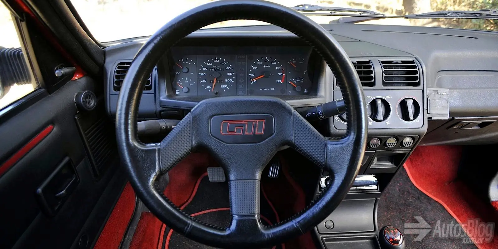 El Peugeot 205 GTI fue elegido como el mejor El Peugeot 205 GTI fue elegido como el mejor
