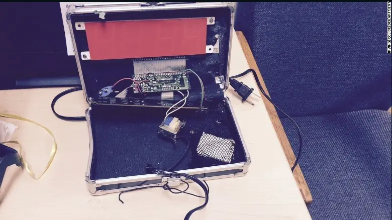 Joven musulmán crea un reloj, termina arrestado