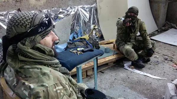 Neonazis llevan simbolos de ISIS