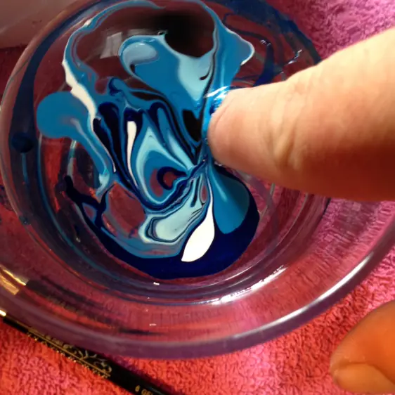 Haz una manicura con efecto mármol muy fácil