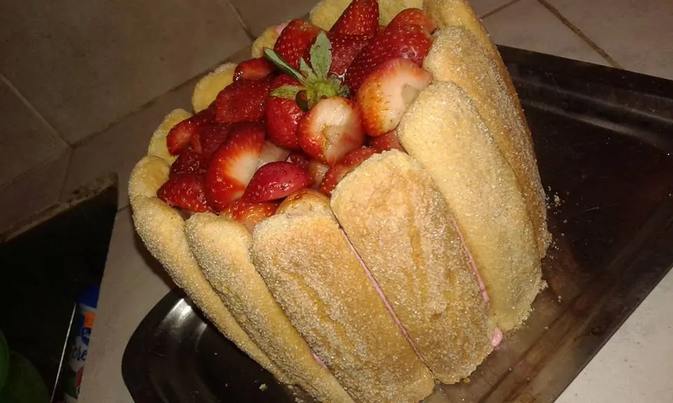 Torta de crema y frutillas (para casi vagos) Torta de crema y frutillas (para casi vagos)