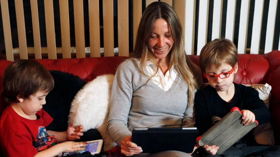 Los chicos pasan 5 horas por día frente a las pantallas