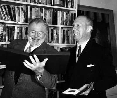 Escritores en guerra, Ernest Hemingway vs Carlos Cuauhtemoc Escritores en guerra, Ernest Hemingway vs Carlos Cuauhtemoc