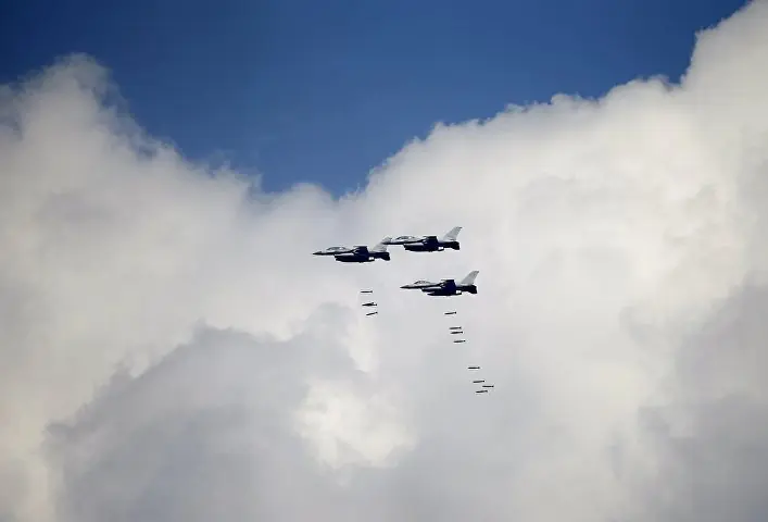 F16