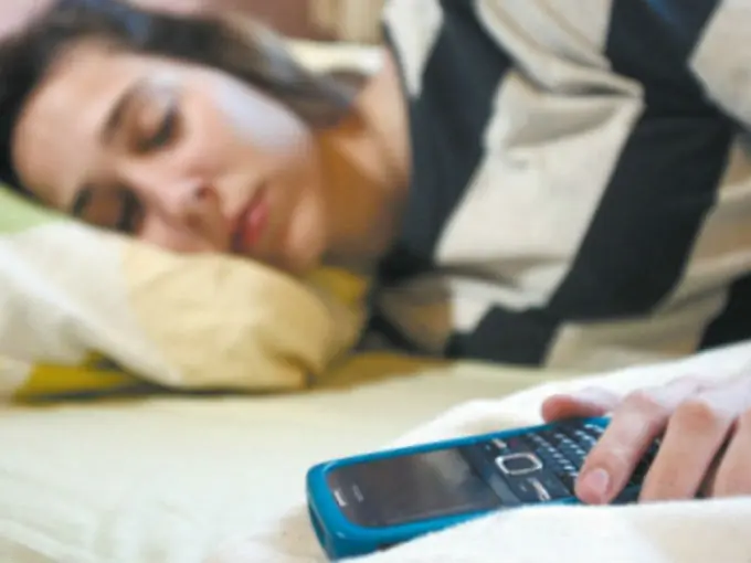 Dormir con el celular al lado podría ser nocivo para la sal