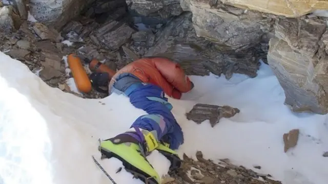 Enterate como usan los cadáveres en el Everest.