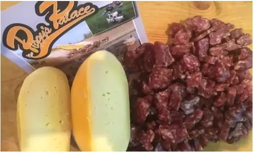 Granjero holandés produce queso con leche de cerda