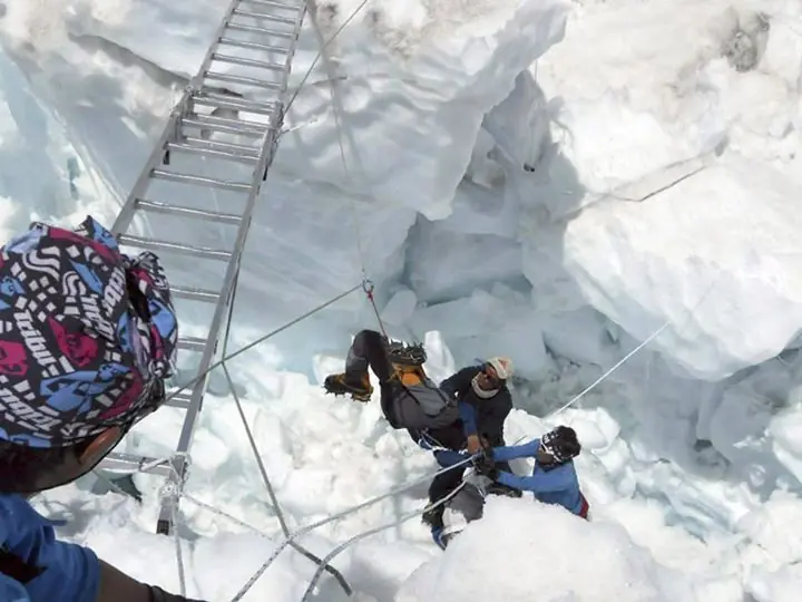Enterate como usan los cadáveres en el Everest.