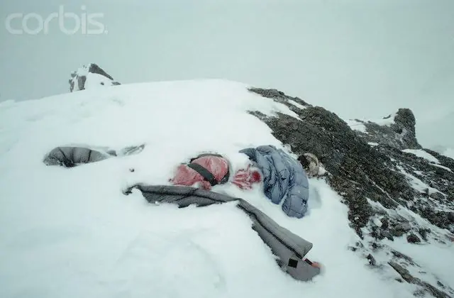 Enterate como usan los cadáveres en el Everest.