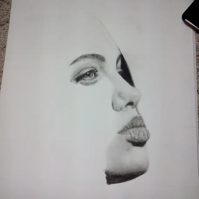 Dibujo realista de Angelina Jolie a los 16 años Dibujo realista de Angelina Jolie a los 16 años