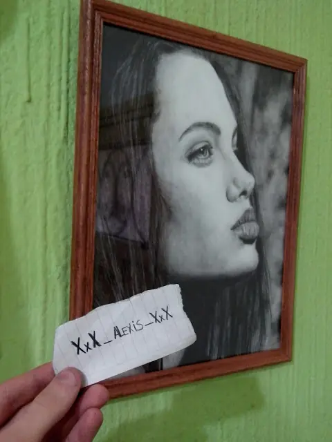 Dibujo realista de Angelina Jolie a los 16 años Dibujo realista de Angelina Jolie a los 16 años