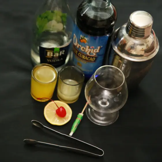 Prepara un rico cóctel hawaiano azul