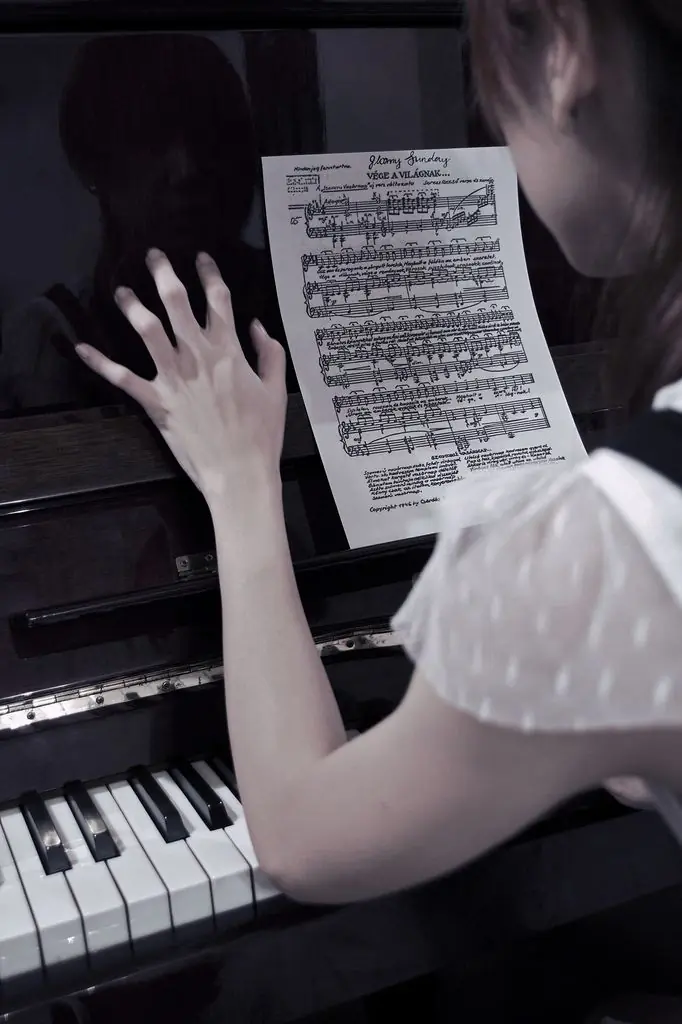La canción húngara que podría llevarte al suicidio