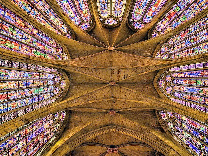 Catedrales góticas el secreto de las vidrieras y la luz