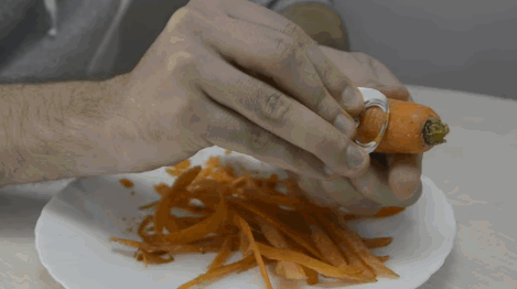 Hace una pelapapas con un lata de gaseosa