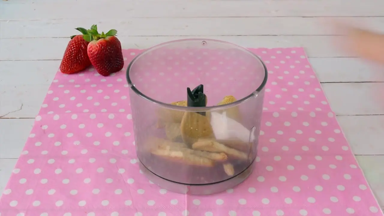 Haz un pie helado de yogurt, granola y fresas