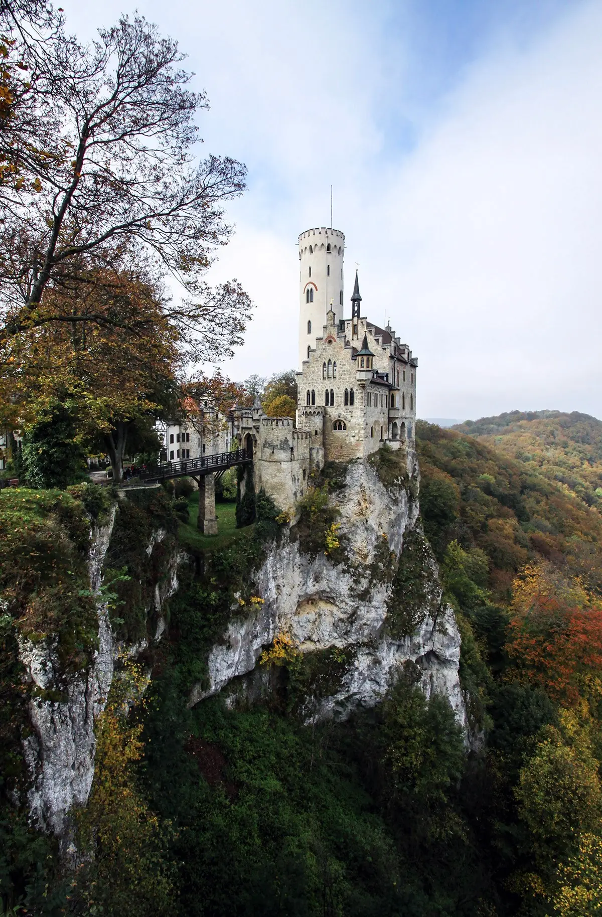 Un castillo a la par de un acantilado en Alemania pasa lince Un castillo a la par de un acantilado en Alemania pasa lince