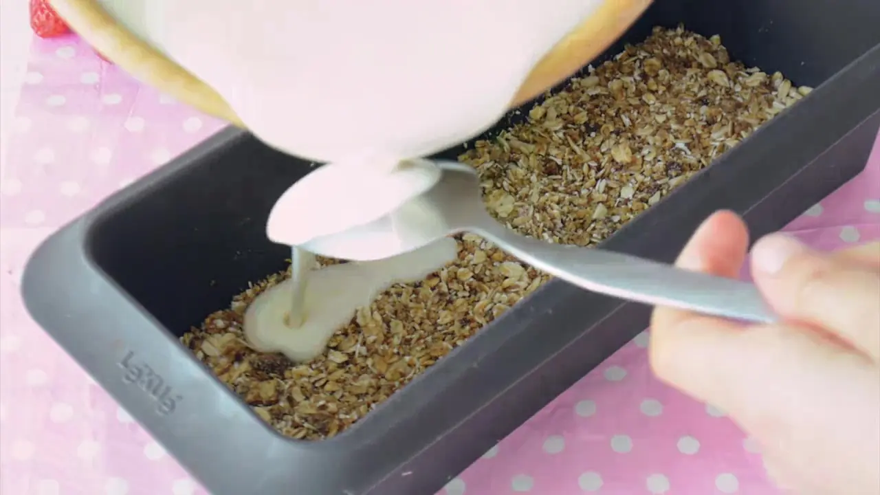 Haz un pie helado de yogurt, granola y fresas Haz un pie helado de yogurt, granola y fresas