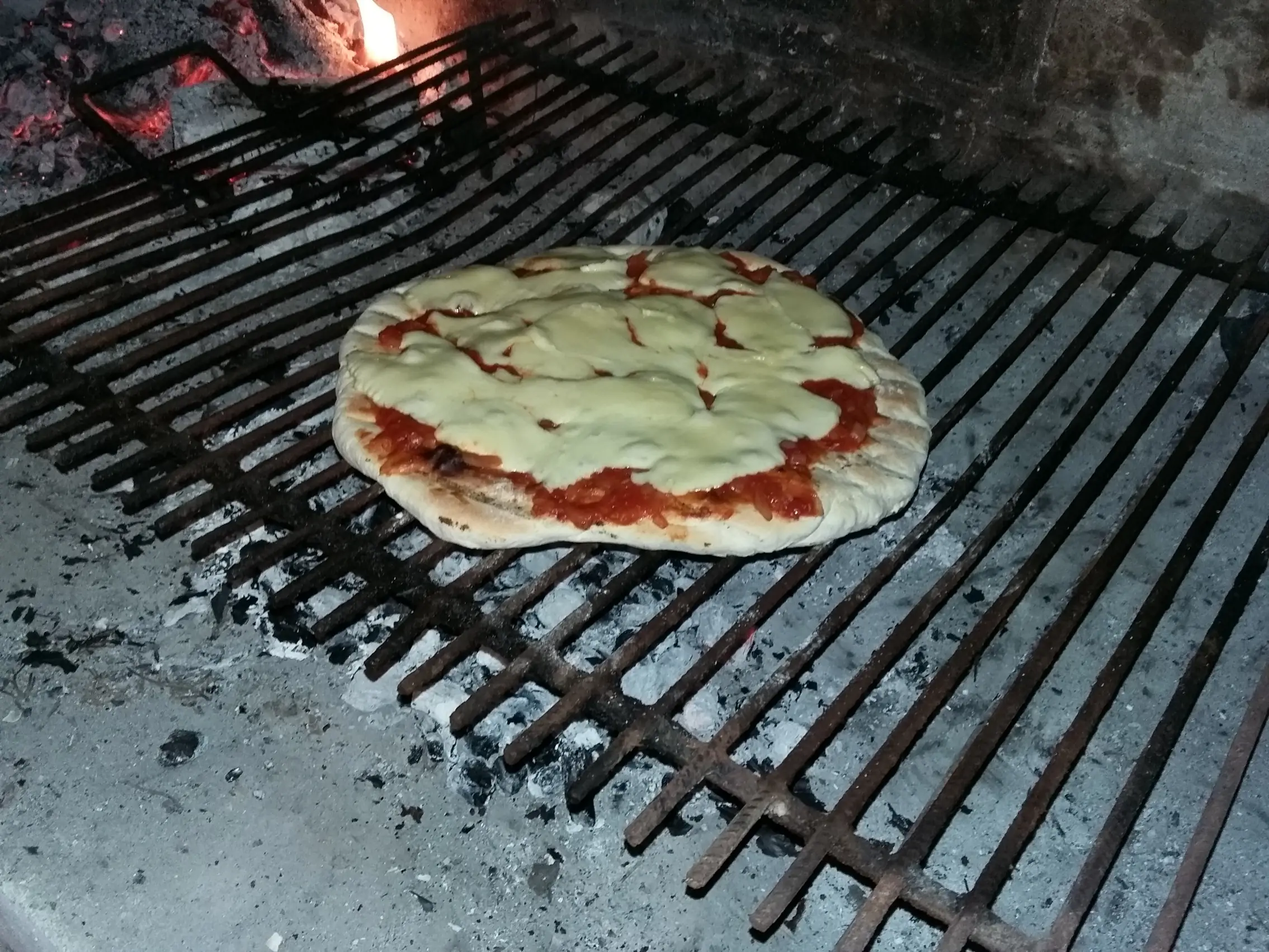 Hice pizza casera a la parrilla y te lo muestro Hice pizza casera a la parrilla y te lo muestro