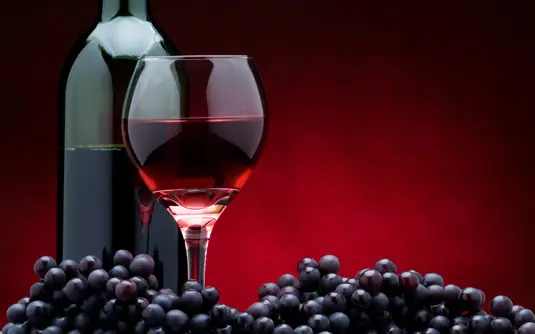 Cómo elegir bocadillos para acompañar el vino tinto