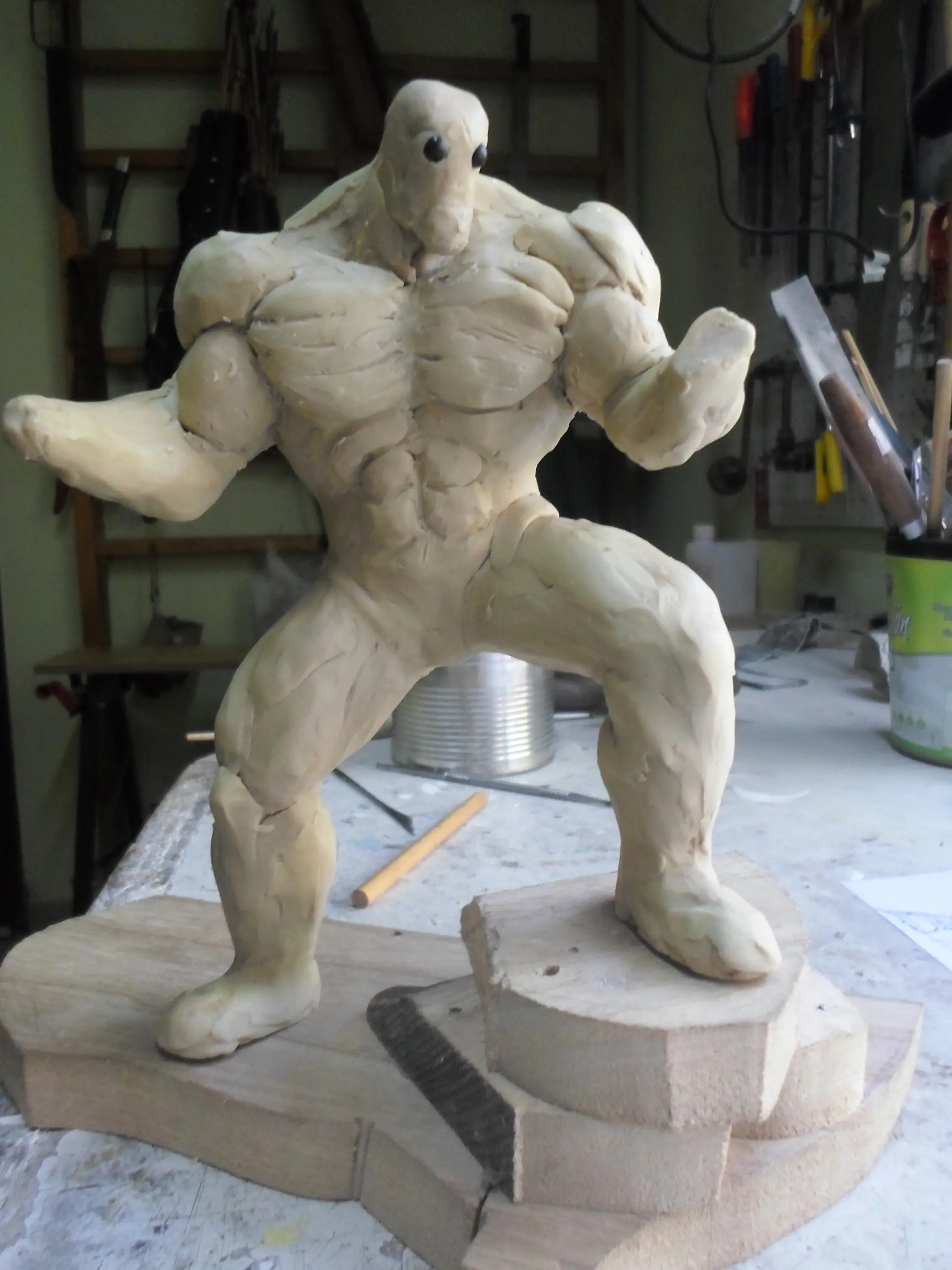 Cazador, escultura con boceto de Lucas +yapa