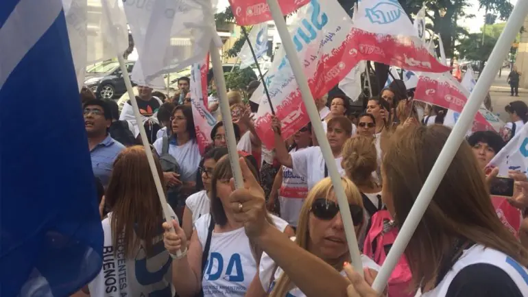 Para clarín los docentes piden un aumento del %35