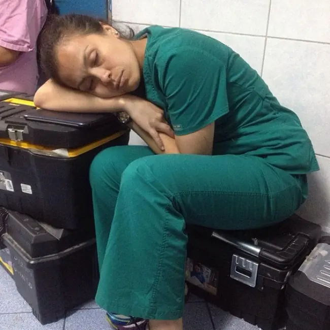 subió a la red una pic de un médico durmiendo, mira que paso