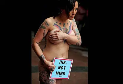 PETA: modelo propuso tatuarse en lugar de usar pieles (apto)