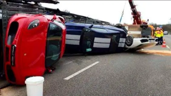 Volco un camion que transportaba autos Ferrari