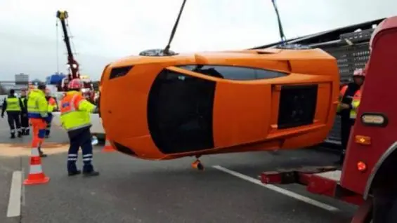 Camionero se esta cortando los huevos