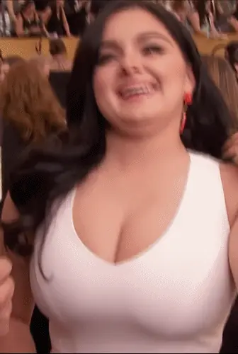 Ariel Winter muestra orgullosamente su reducción de senos Ariel Winter muestra orgullosamente su reducción de senos