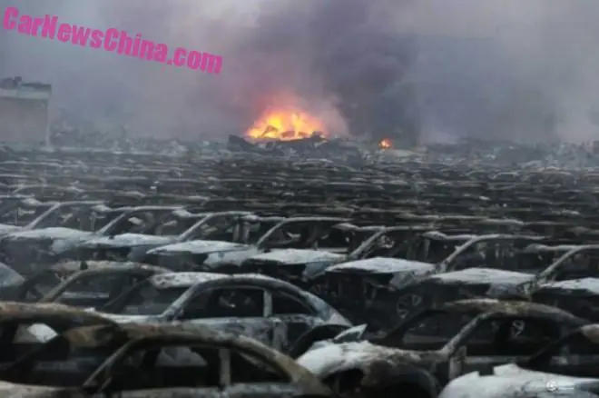 Miles de autos quemados en china