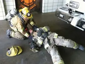 20 cosas que debes saber si Sales con un Bombero Voluntario. 20 cosas que debes saber si Sales con un Bombero Voluntario.