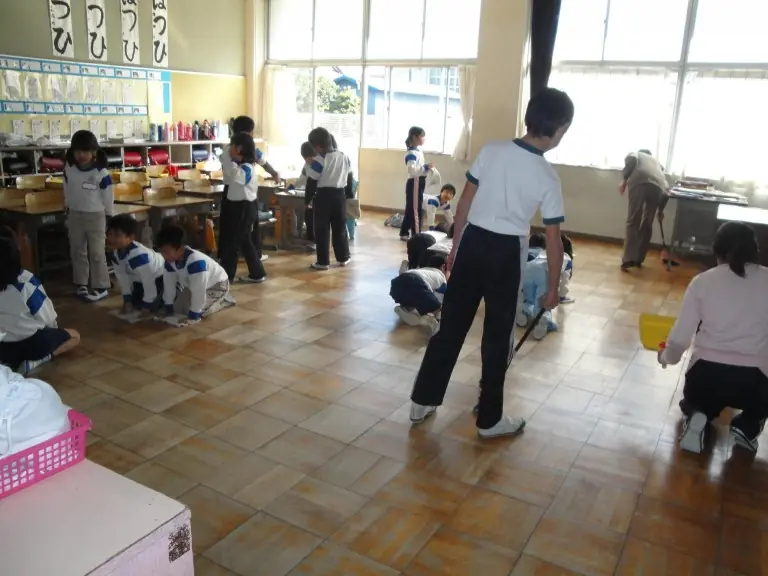 los niños en Japón son los que limpian los baños de escuelas
