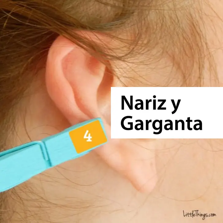 Ella pone pinzas en su oreja por una razón que te asombrará