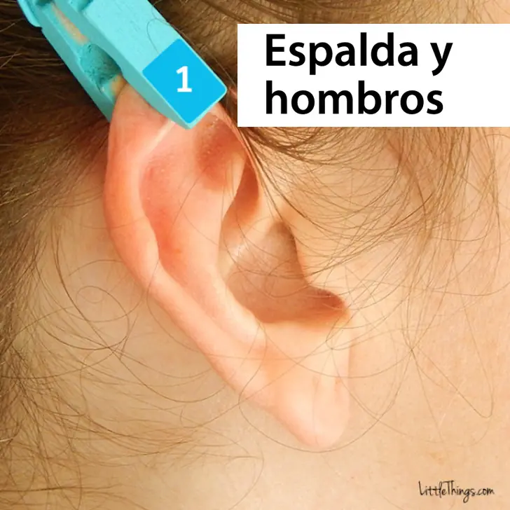 Ella pone pinzas en su oreja por una razón que te asombrará