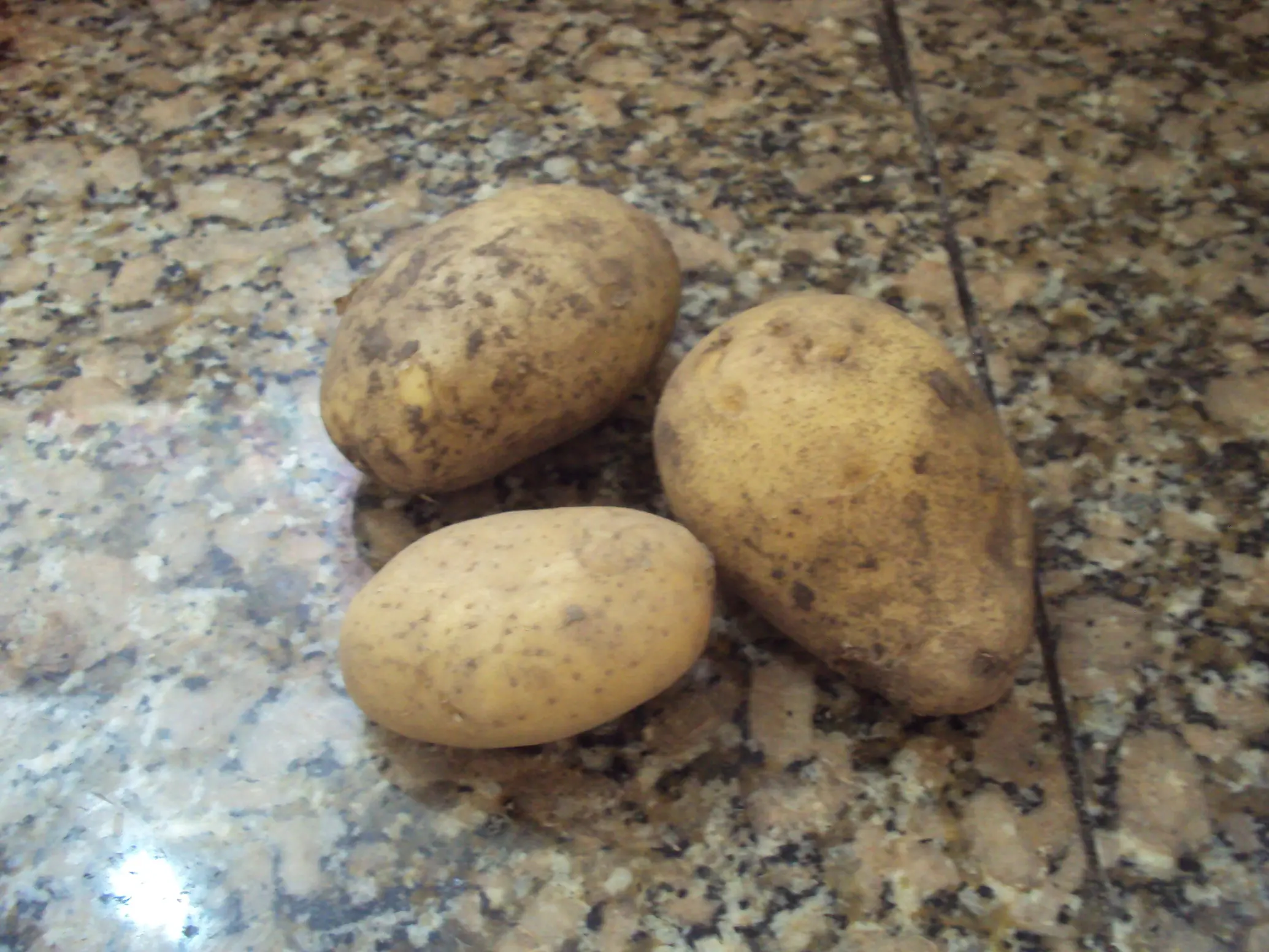 San Valentín - Flores sobre pétalos de papas fritas