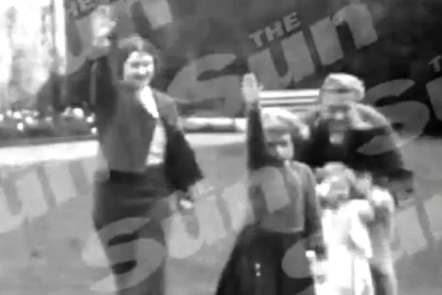 Polémica fotografía de Isabel II y su saludo nazi