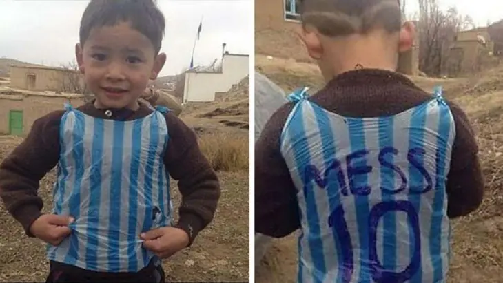 Niño con camiseta de Messi de bolsa de plástico lo Conocera!