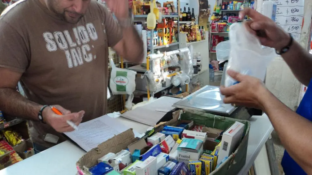 Los kioscos venden medicamentos libremente, siendo ilegal.