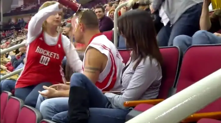Hombre es humillado en kiss cam, pero es salvado