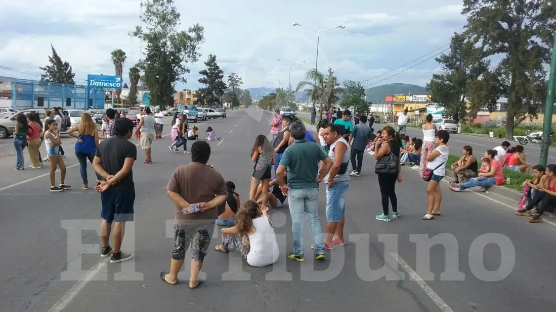 fans cortan calle por marama