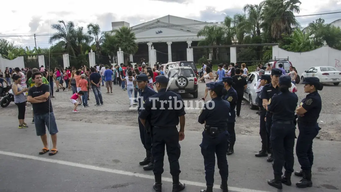 fans cortan calle por marama