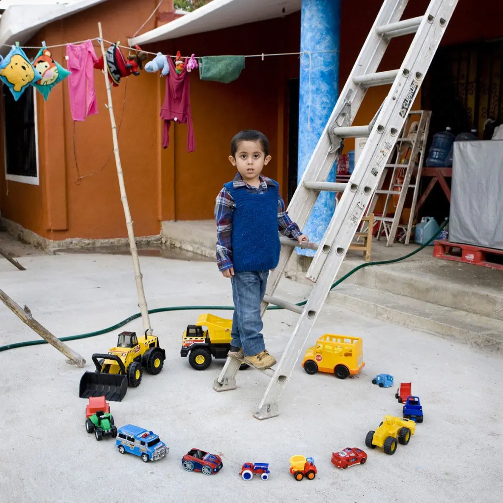 Niños De Todo El Mundo Posando Con Sus Juguetes Niños De Todo El Mundo Posando Con Sus Juguetes
