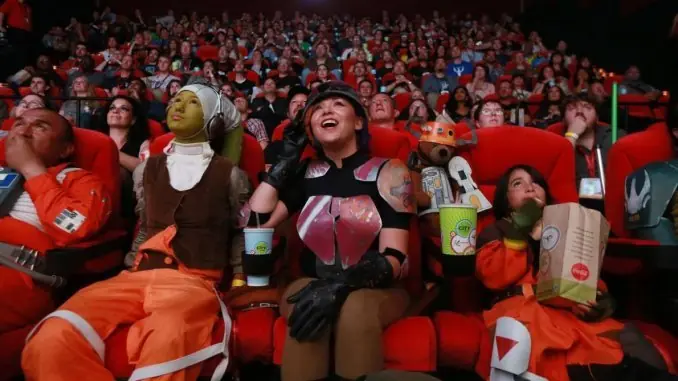 Fueron a ver "Star Wars", se cortó y arrancó por el final