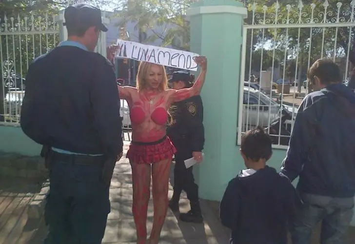 La prima de Nito Artaza, demorada por votar semidesnuda