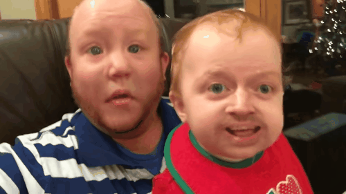 papá hizo un intercambio de cara con su bebé