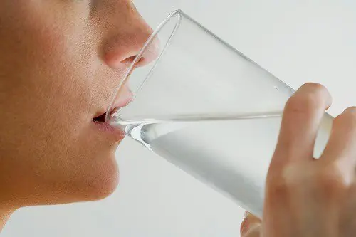 tomar mucha agua hace mal