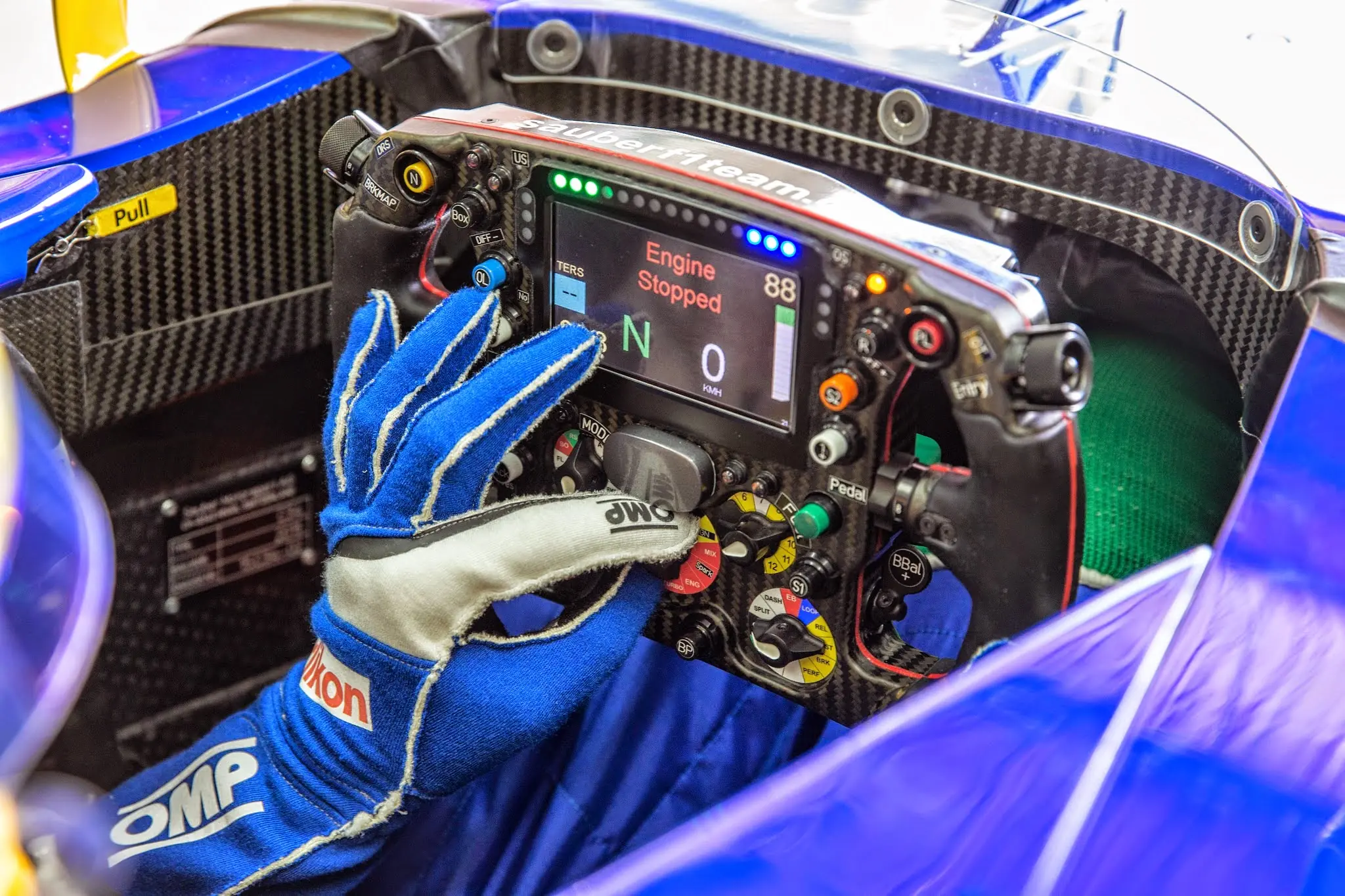 Asi es el volante de la Formula 